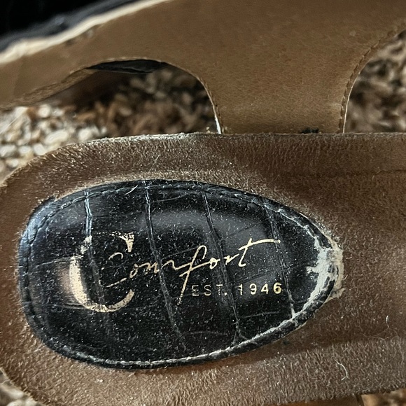 Woman’s Cato Wedges size 8 Wide - Picture 4 of 5